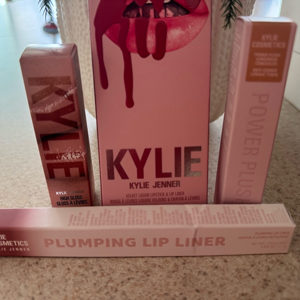 Kylie Cosmetics High Gloss and Plumping Lip Liner Set - Pink and Red